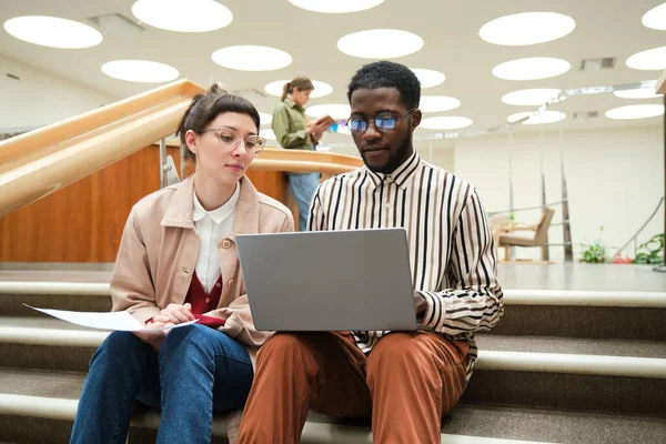 Estudiantes estudiando en equipo — Foto de Stock