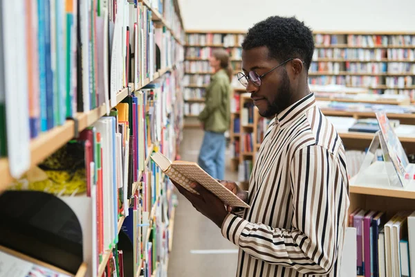 Estudiante eligiendo un libro — Foto de Stock