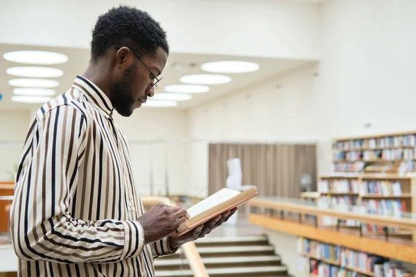 Hombre aprendiendo en la biblioteca — Foto de Stock