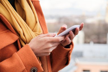 Cep telefonu olan kadın.