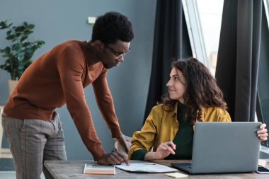 Takım halinde çalışan iş arkadaşları