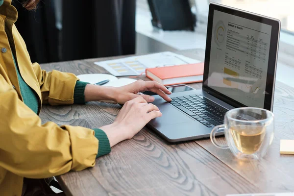 Businesswoman working on laptop — Stock Photo, Image