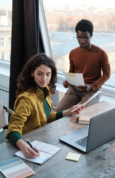 Collega 's die in team werken — Stockfoto