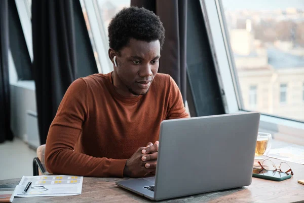 Homme d'affaires travaillant sur ordinateur au bureau — Photo