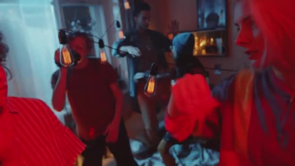 Duas Jovens Namoradas Dançando Com Paus Incenso Posando Para Câmera — Vídeo de Stock