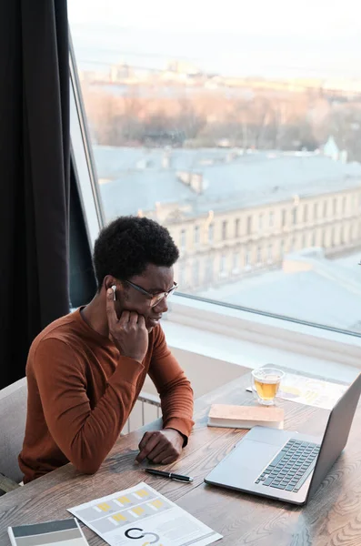 Homme d'affaires utilisant un ordinateur portable pour la conversation en ligne — Photo