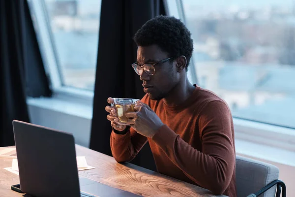 Jeune homme d'affaires travaillant au bureau — Photo