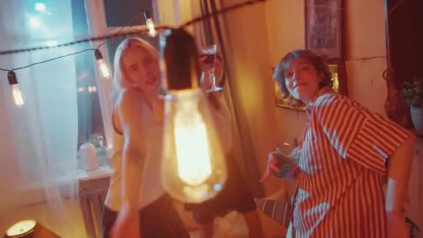 Три Юные Подруги Танцуют Постели Вином Смотрят Камеру Веселясь Дома — стоковое видео