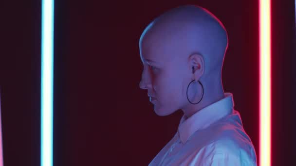 Tilt Side View Shot Young Bald Woman Hoop Earrings White — Stock Video