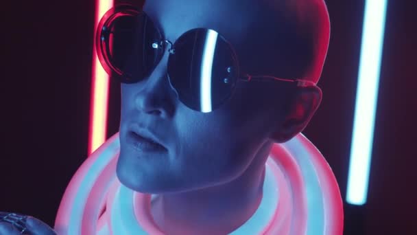 Moda Gözlüklü Boynundaki Parlak Neon Tüplerle Karanlık Odada Floresan Lambalarla — Stok video