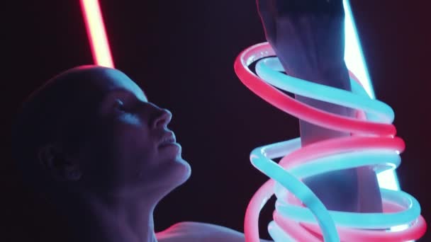 Studio Shot Van Jonge Haarloze Vrouw Met Gloeiende Neon Buizen — Stockvideo