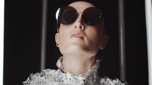 Brustbild Einer Jungen Frau Mit Glatze Trendiger Sonnenbrille Und Folienbekleidung — Stockvideo