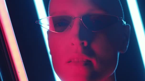 Close Shot Young Bald Woman Fashionable Glasses Holding Glowing Neon — Stock Video