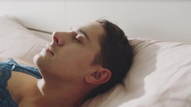 Κοντινό Πλάνο Του Νεαρού Τρανσέξουαλ Άντρα Δαντελωτό Νυχτικό Ξυπνά Στο — Αρχείο Βίντεο