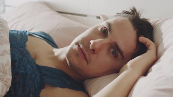 Porträt Eines Jungen Gutaussehenden Transgender Mannes Spitzennachthemd Der Bett Liegt — Stockvideo