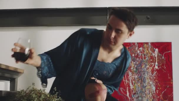 Jeune Homme Transgenre Robe Soie Assis Dans Les Escaliers Maison — Video
