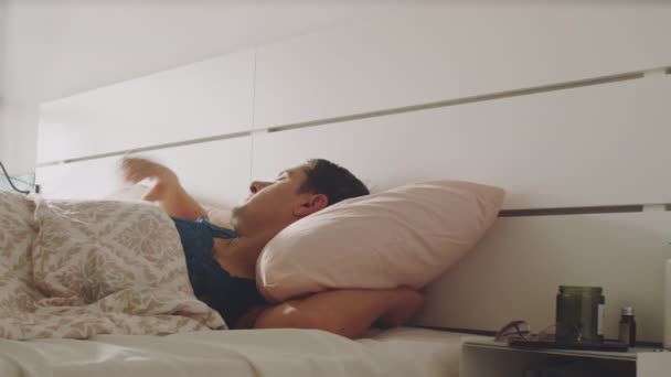 Giovane Uomo Transgender Caucasico Pizzo Sleepwear Svegliarsi Letto Controllare Smartphone — Video Stock