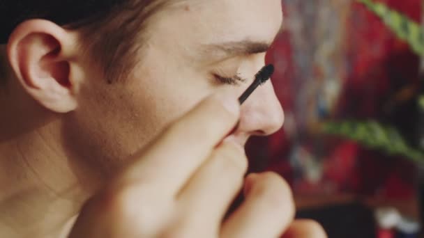 Primo Piano Colpo Transgender Uomo Retina Capelli Che Applica Mascara — Video Stock