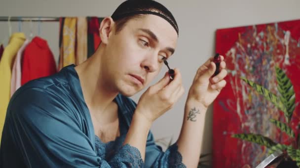 Junger Transgender Mann Seidenrobe Und Haarnetz Trägt Wimpern Mit Wimpern — Stockvideo