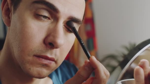 Gros Plan Homme Transgenre Dans Miroir Maintien Filet Cheveux Application — Video