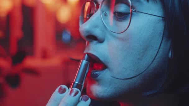Közelkép Transznemű Férfi Barna Parókában Bárban Neon Fény Alkalmazása Piros — Stock videók