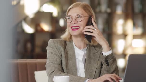 Senhora Negócios Sênior Alegre Formalwear Óculos Falando Telefone Celular Usando — Vídeo de Stock