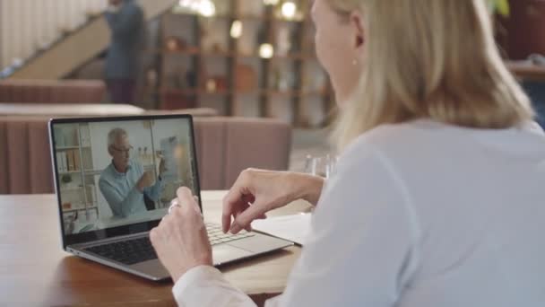 Blondýny Businesswoman Sedí Stolu Kavárně Diskutovat Projektu Starším Kolegou Přes — Stock video