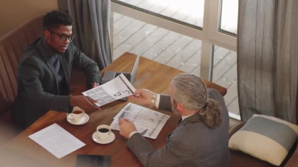 Hochwinkel Junger Afroamerikanischer Geschäftsmann Schüttelt Hände Und Diskutiert Projekt Mit — Stockvideo