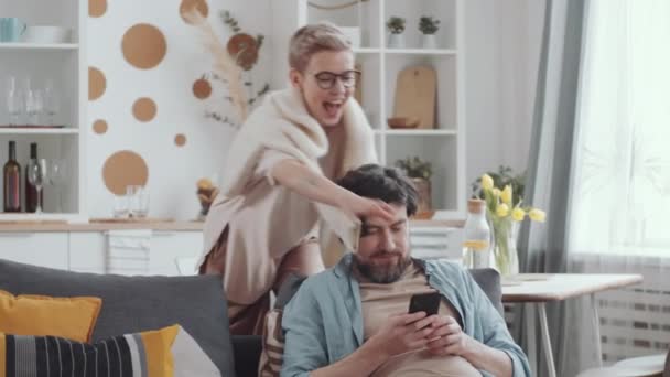 Een Lachende Vrouw Die Haar Man Een Smartphone Afpakt Terwijl — Stockvideo