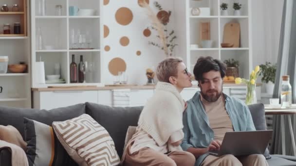 Mladý Veselý Pár Sedí Gauči Obývacím Pokoji Diskutuje Něco Obrazovce — Stock video