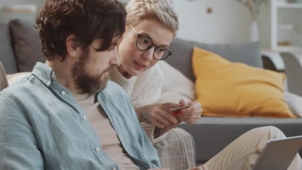 Loving Family Couple Buying Online Internet Home Lachende Vrouw Liggend — Stockvideo