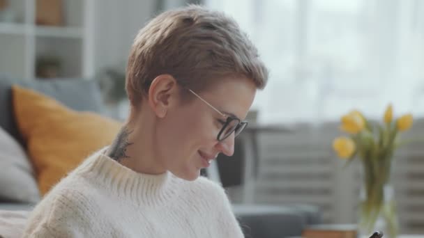 Gekippte Aufnahme Einer Jungen Schönen Frau Mit Brille Die Hause — Stockvideo