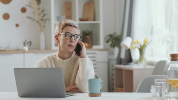 Joven Mujer Rubia Caucásica Gafas Sentadas Mesa Con Portátil Taza — Vídeos de Stock