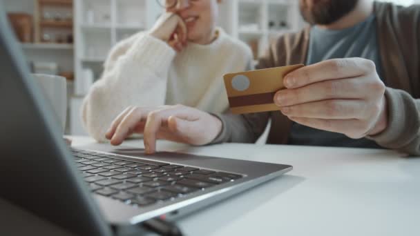 Primer Plano Enfoque Selectivo Familia Pareja Sentada Mesa Celebración Tarjeta — Vídeos de Stock