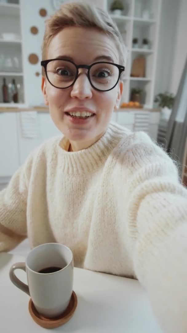 Fotografía Vertical Joven Alegre Sonriendo Saludando Cámara Charlando Través Videollamada — Vídeos de Stock