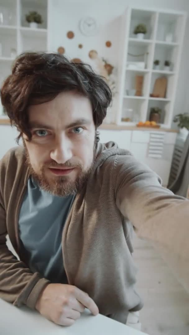 Κάθετη Λήψη Του Καυκάσου Άνδρα Κοιτάζοντας Κάμερα Και Μιλώντας Βίντεο — Αρχείο Βίντεο