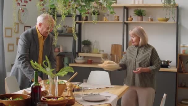 Joyeux Couple Personnes Âgées Mettant Pain Limonade Maison Des Assiettes — Video