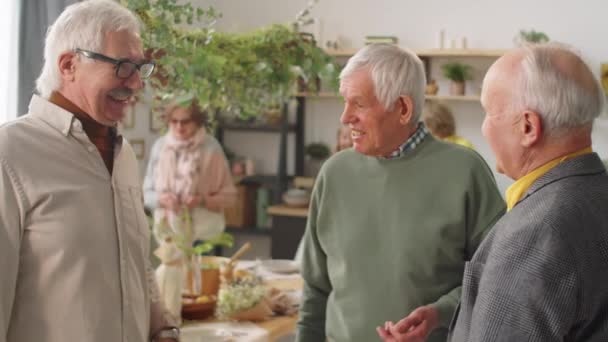 Bedrijf Van Positieve Oudere Mannen Glimlachen Chatten Terwijl Vrouwen Dekken — Stockvideo