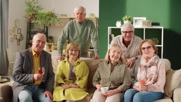 Portret Van Een Groep Gelukkige Oudere Mannen Vrouwen Zittend Bank — Stockvideo