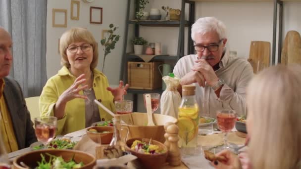 Oudere Blanke Echtpaar Spreken Met Gasten Terwijl Samen Aan Tafel — Stockvideo