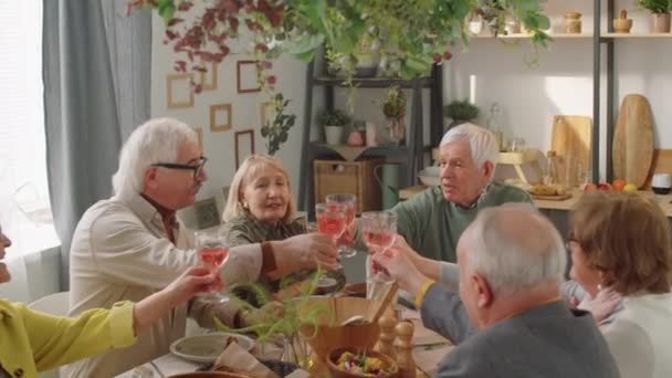 Companhia Amigos Seniores Alegres Sentados Mesa Jantar Férias Casa Sorrindo — Vídeo de Stock