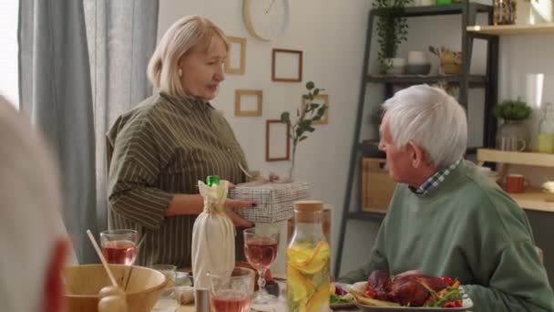 Senior Vrouw Geeft Geschenkdoos Wensen Aan Haar Man Thuis Verjaardagsdiner — Stockvideo