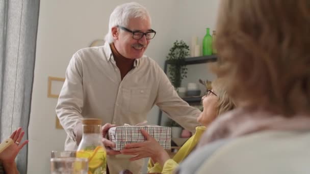 Tilt Shot Van Vrolijke Senior Man Geven Geschenk Aan Vrolijke — Stockvideo