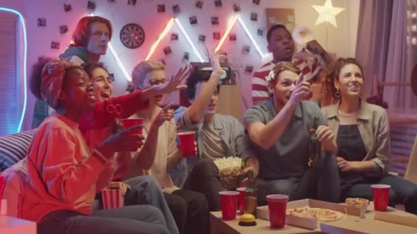 Skupina Multietnických Mladých Přátel Sedících Gauči Obývacím Pokoji Pivem Popcornem — Stock video