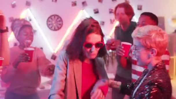 Twee Jonge Vrolijke Vrouwen Trendy Outfits Zonnebrillen Dansen Samen Neon — Stockvideo