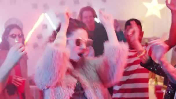 의상을 선글라스를 안개가 파티에서 민족의 친구들 아름다운 — 비디오