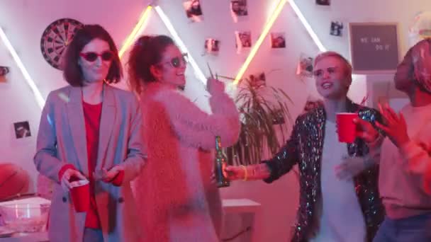 여성들은 거실에서 미소짓고 춤추면서 라이트를 집에서 파티를 즐기고 있습니다 — 비디오
