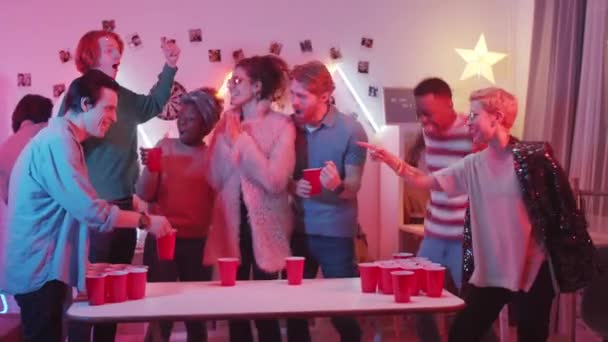 Anak Muda Dan Wanita Bermain Beer Pong Pesta Rumah Dengan — Stok Video