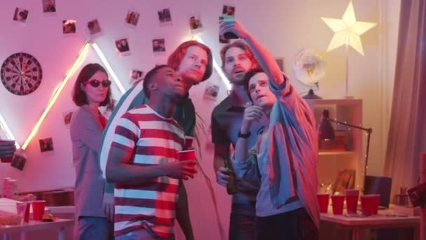 Grupo Jovens Multiétnicos Segurando Bebidas Sorrindo Posando Juntos Enquanto Tomam — Vídeo de Stock