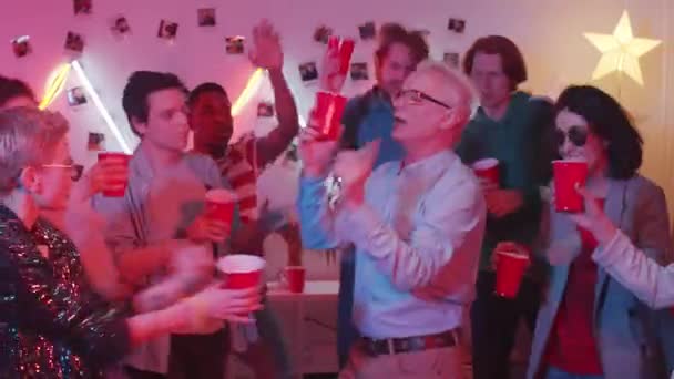 Joyous Senior Man Håller Kopp Med Dryck Och Dans Med — Stockvideo